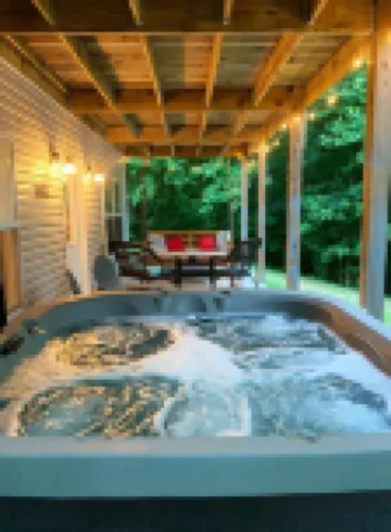 4 Bedroom Lakehouse w/ Hot Tub, Firepit, & Game Room
