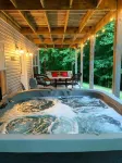 4 Bedroom Lakehouse w/ Hot Tub, Firepit, & Game Room