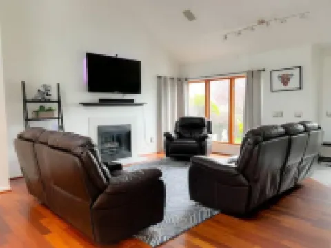 3BR, Sleeps 6, Onsite Parking & Gym Access