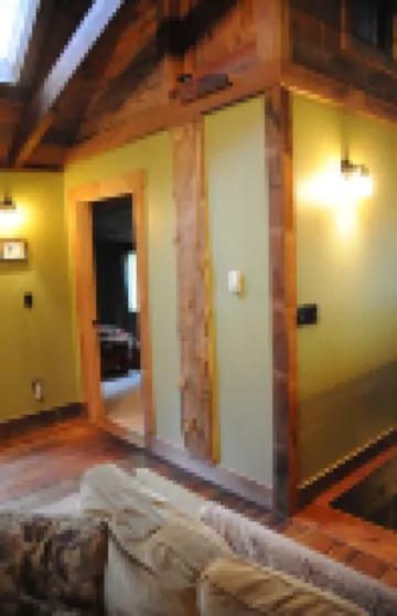 Romantic Mt. Hood Streamside Retreat, Hot Tub, BBQ, Fast WiFi. Pets Welcome, Ski