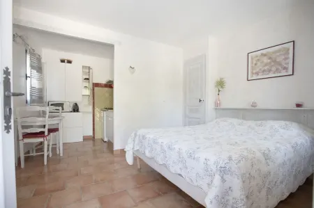 Nice studio 1 pool, terrace overlooking vineyards, quiet and comfortable Отели в г. Синь