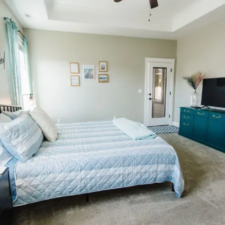Beautiful Home with HOT TUB, COMMUNITY POOL & GAME ROOM.
