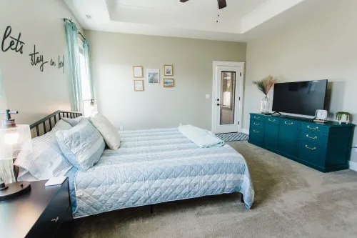 Beautiful Home with HOT TUB, COMMUNITY POOL & GAME ROOM.