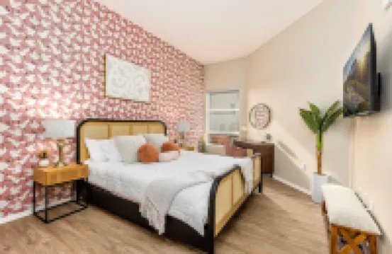 Eclectic : 65” TVs : Fast Wi-Fi : Parking : Pets : Bohemian