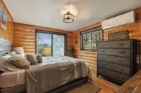 Cabin on 5 acres w/Full Gym, Steam Rm, Hot Tub. Pet Friendly. Near Glacier N.P.