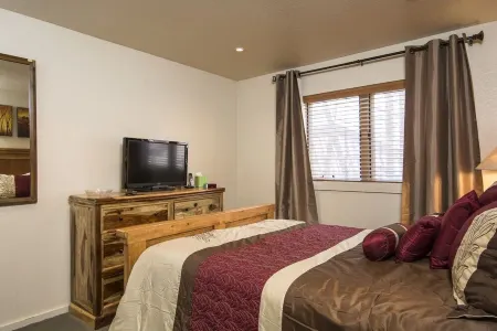 Great Rates, Easy access, 2BR, 2BA, Condo with outstanding view.  Pool &Hot Tub