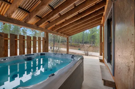 Embers Gulch 1 brand new duplex, wifi, hot tub, paved roads, shared pool access