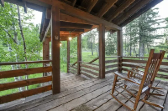 Rustic 4 bedroom cabin at Gilded Mountain, wifi, pool access, paved roads