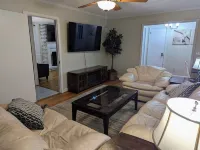 Spacious 4-bed home with king suites, near Riverbanks Zoo and downtown Columbia. Hotel a West Columbia