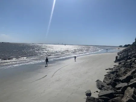 Bike to Beach, Pier & Hotspots! Fenced Yard, Geat Location! Отели рядом с достопримечательностью «St. Simons Island Lighthouse Museum»