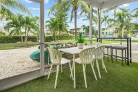 New! Casa Palma Oceanside -Golf Cart, 2 King Suites, Pool, Beach, Pickle, Kayaks