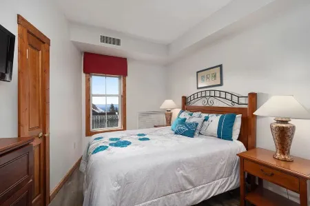 Cozy Condo located in the heart of Snowshoe and directly off the main ski area!