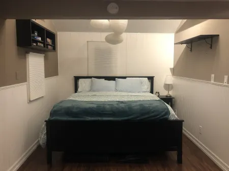 Pet friendly Bungalow. Close to Downtown and Mountains!