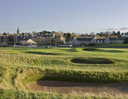 1 Links Crescent 5 Star Selfcatering House Overlooking Old Course in St Andrews Отели рядом с достопримечательностью «Кафедральный собор Сент-Эндрюс»