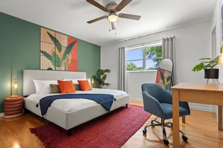 Tropical Oasis - Heated Pool - Hot Tub - Downtown and Beaches