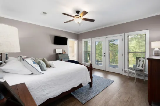 4Bd 3BTH, Lakeview, Huge Covered Outdoor Patio Firepit, and Fishing @ Jolie Vue