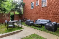 Cozy 2-bedroom & 1.5 Baths  apartment in enchanting Baltimore with WiFi, AC 홈랜드 센터 주변 호텔