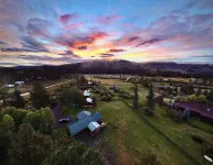 3 Cabins, 2 Acres, Private Pond, Walk to Restaurants, 4 Separate Sleeping Units