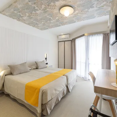 Hotel Oasis Plaza Hoteles cerca de Camping Villamar