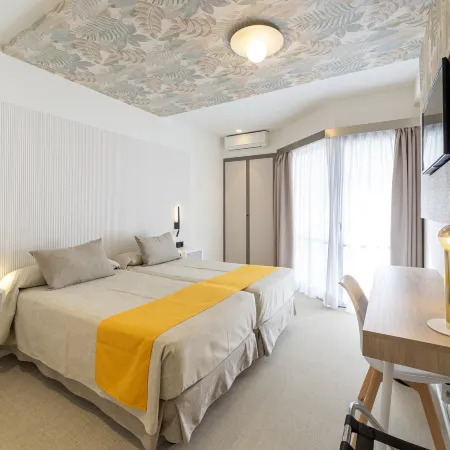 Hotel Oasis Plaza Отели рядом с достопримечательностью «Пляж Пониенте»