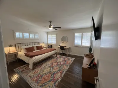 Casa De Ferrari - Charming Westside 3 bedroom 2 bathroom 1,900sf Sleeps 10 Hotels near Pepper Tree Square