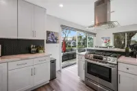 Luxury 2 Bed w/ Huge Sun Deck, A/C, fast WiFi, 10 minute walk to Beach