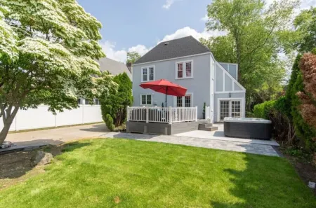 17 Mins from UBS Arena /Hot tub/Game Room/King Bed