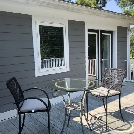 Newly Constructed Second Floor Modern Studio Apartment Unit 2 ~ Sleeps 6