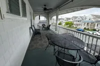 2nd-floor, 4-bedroom home, 1 block from beach in Ocean City, NJ