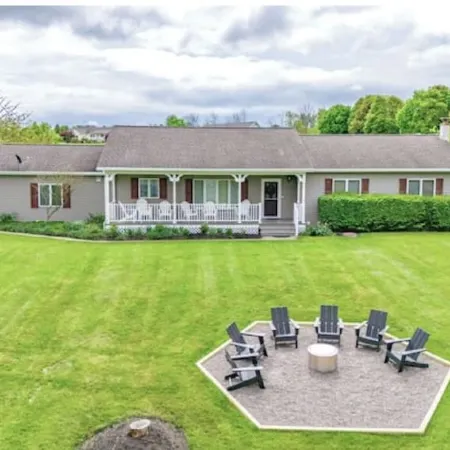 3BR Lakeview-HotTub-Firepit-Gameroom-PuttPutt