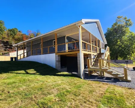 Delightful 3-Bedroom Home on the New River Hotels in Summers County