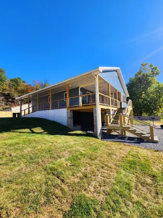 Delightful 3-Bedroom Home on the New River Отели в г. Нью Ривер