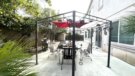 Nabor(9) private room with bath in clean & quite