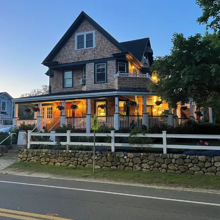 Oak Bluff's Victorian Walk to Town & Beaches