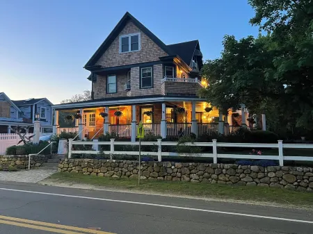 Oak Bluff's Victorian Walk to Town & Beaches Отели рядом с достопримечательностью «ЙМКА Мартас-Винъярд»