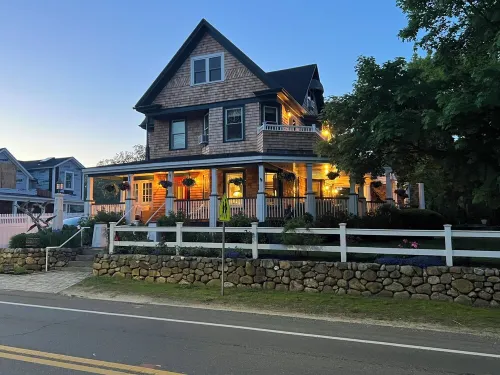 Oak Bluff's Victorian Walk to Town & Beaches