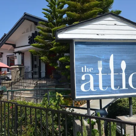 Charming garden Hideaway apartment in Belmont Heights. Abundant outdoor seating.