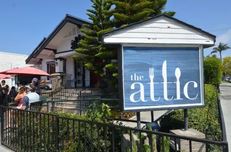 Charming garden Hideaway apartment in Belmont Heights. Abundant outdoor seating. Отели рядом с достопримечательностью «Нейплс»