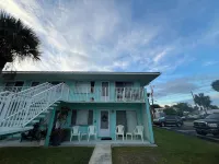 Charming 2-bedroom condo with WiFi, AC in gorgeous New Smyrna Beach Hotels near The Posh Pineapple - Gift Boutique