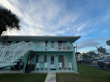 Charming 2-bedroom condo with WiFi, AC in gorgeous New Smyrna Beach Отели в г. Нью Смирна Бич