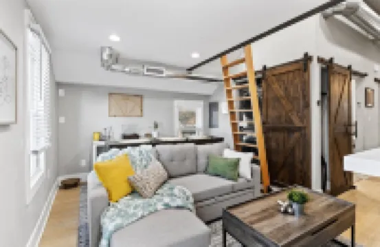 Live in Chic and Comfort: Experience Our Thoughtfully Designed 1 Bed with Loft! 日耳曼敦酒店