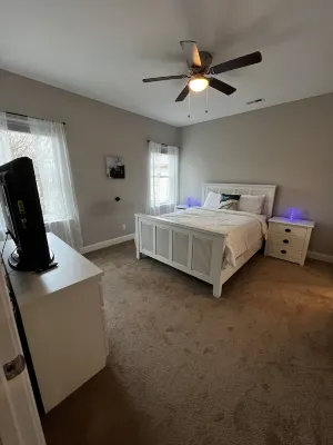 Pool Table, Cozy, Basketball hoop, Game console, loaded kitchen! Beautiful home Hotels in der Nähe von Hickory Landmarks Society