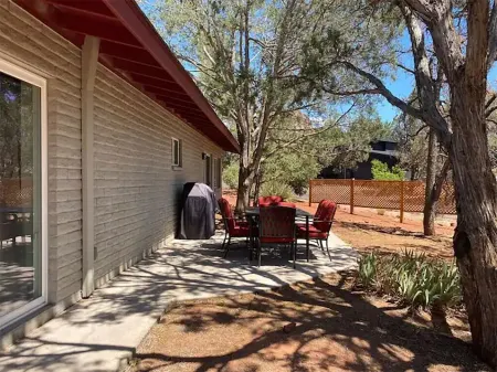 Luxe Serenity - Remodeled home walking distance from Chapel of the Holy Cross.