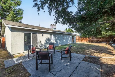 3BR Stylish Retreat en route to Yosemite, Centrally Located in Merced! Fresno Pacific University Merced Campus 주변 호텔