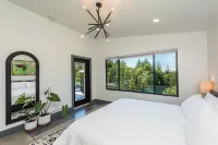 Custom modern home near Olympic National Park 크레스켄트 호 주변 호텔