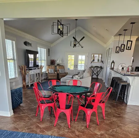 WATERFRONT Lake House w/ King Beds, close to Casinos