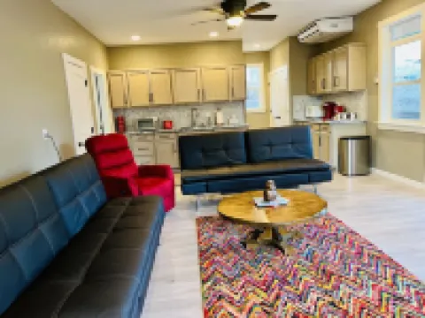 Luxury studio in the private hillside of Trail. Wi-Fi & Pet Friendly!