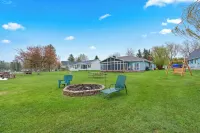 LAKEFRONT RETREAT with private dock, Relax, play & gather with family & friends.