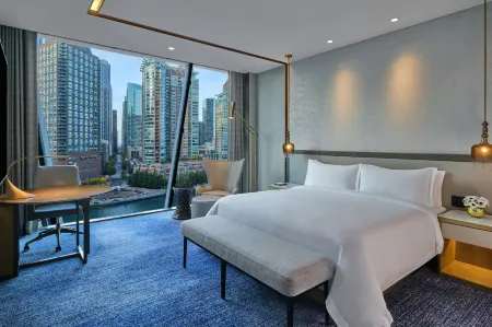 The St. Regis Chicago Отели рядом с достопримечательностью «Центр Ситигруп»