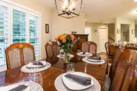 Enjoy all 4 seasons at this spacious, pet friendly home! Great views, sleeps 10 Hotels near Founders Vision Overlook